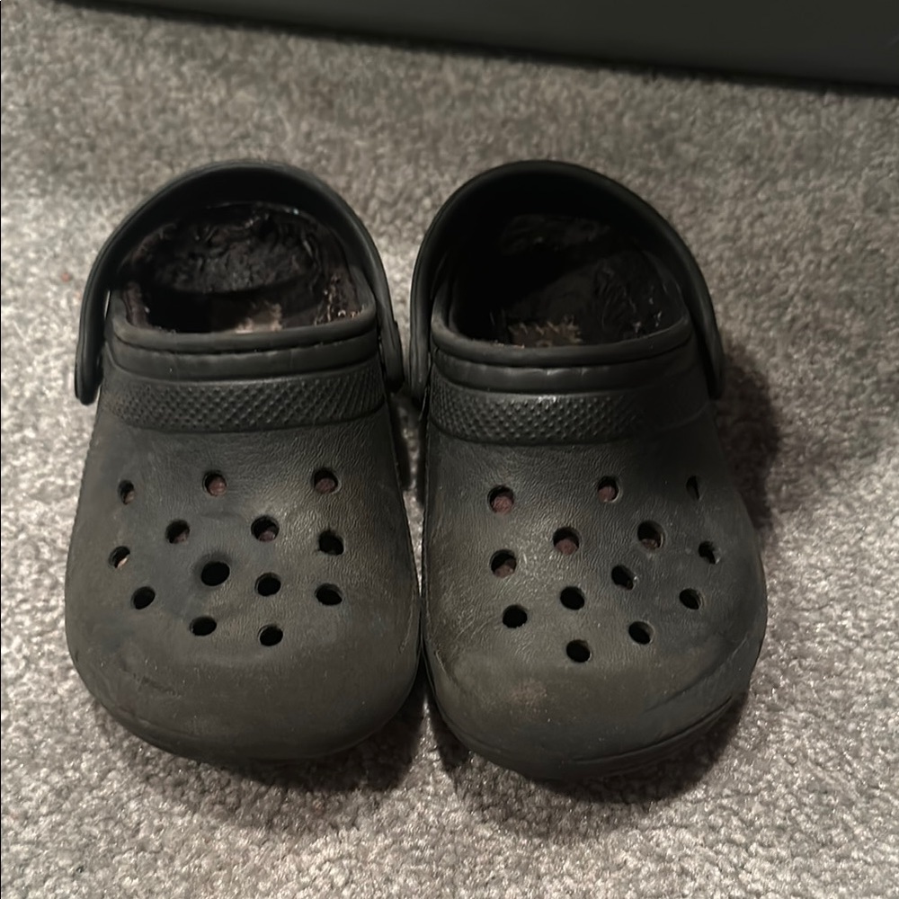 Black lined crocs